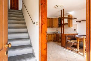 a staircase leading to a kitchen with a table at Enza's Petite Maison in Santa Croce sullʼ Arno