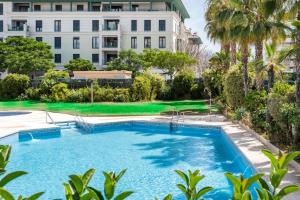 an empty swimming pool in front of a building at Apartamento Sugar Factory in Torre del Mar