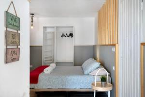 a small bedroom with a bed and a mirror at Casa Amanecer 2 in Mácher +18 photos