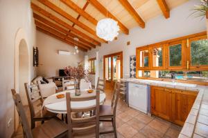 a kitchen and dining room with a table and chairs at Finca Ca S'Hereu Mas in Campos