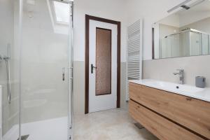 a bathroom with a sink and a shower and a mirror at Casa Solarolo in Montinelle +34 photos