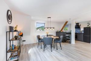 a dining room and kitchen with a table and chairs at Auszeit Matzi in Öhningen