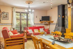 a living room with a couch and a table at Apartamento La Mainera in Espot