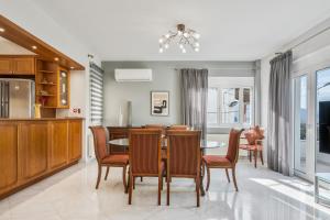 a kitchen and dining room with a table and chairs at Palailimnos in Palaiólimnos