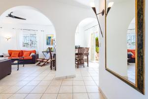 a living room with an archway and a mirror at Villa Individual Peñíscola in Peniscola