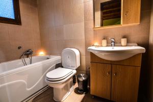 A bathroom at Korfes Guesthouse