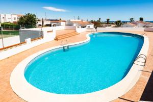 a large swimming pool with blue water at Villa Individual Peñíscola in Peniscola