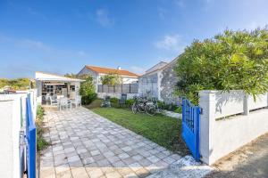 a house with a garden and a fence at Maison vacances La Terrière in La Tranche-sur-Mer
