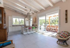 a large room with a kitchen and a table with chairs at Casa Nuestra in Begur