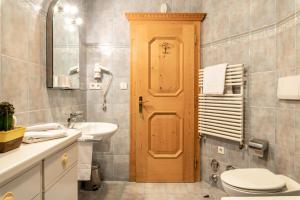 a bathroom with a toilet and a sink at Cesa Valeria App Sonia in Ortisei
