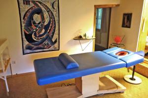 a blue couch in a living room with a painting at Ferienwohnung Teich 11, 126qm in Gütenbach