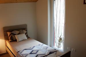 A bed or beds in a room at Bellavista wonderful lake view