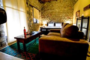un soggiorno con divano e letto di Korfes Guesthouse a Synikia Mesi Trikalon