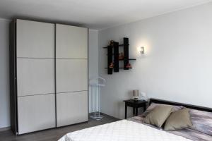 A bed or beds in a room at Bellavista wonderful lake view
