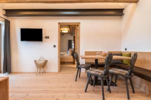 a living room with a dining room table and chairs at Hatzeshof Heustadel in Laion