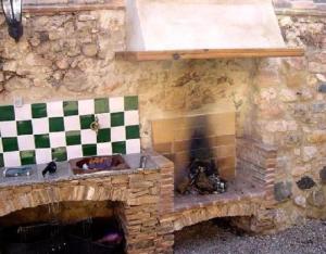 a stone fireplace with a stone wall at Miramar in Montblanc