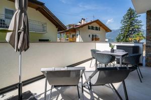 a patio with a table and chairs on a balcony at Videre Lodge Wasserfall in Gargazzone