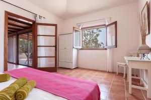 a bedroom with a large bed and a window at Oasis en Cotillo in Roque