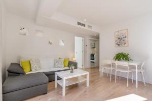 a living room with a couch and a table at Piso Garaje Gratis Granada in Granada