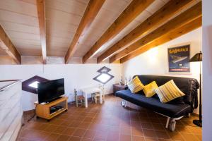 a living room with a couch and a tv at Sa Caseta in Felanitx