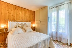 a bedroom with a large bed with a wooden wall at Petite Suite Douillette - Suite in Saint-Pargoire +16 photos