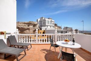 a patio with a table and chairs on a balcony at Atico Las Arenas in Arico