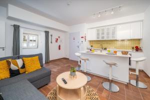 a living room with a couch and a kitchen at Apartamento Karolvaz V in Silves