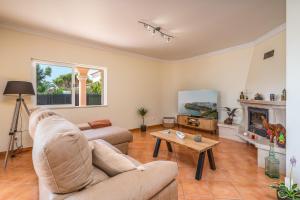 a living room with a couch and a table at Poiso da Águia in Carvoeiro