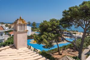 a view of a swimming pool and a resort at Poiso da Águia in Carvoeiro