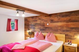 a bedroom with a bed with red and white pillows at Oberlehen Hof in Rohrberg