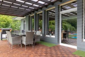 a screened in porch with a table and chairs at Fewo einzigartige Aussicht im Harz in Walkenried