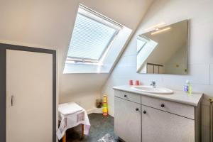 a bathroom with a sink and a mirror at Chambre d'hôtes à Lesneven in Lesneven