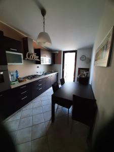 a kitchen with a table and a dining room at La Casa di Aldo 15 minuti da Torino in Pecetto