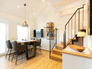 a dining room and living room with a table and chairs at Ferienwohnung Verschnuufeckli in Wehr