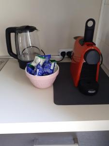 a counter with a bowl of toothpaste and a blender at La Casa di Aldo 15 minuti da Torino in Pecetto