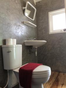 een badkamer met een toilet en een wastafel bij The Pier in Thongsala