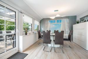 a kitchen and dining room with a table and chairs at Haus Ankerplatz in Wischhafen