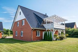 a red brick house with a gambrel roof at Haus Ankerplatz in Wischhafen