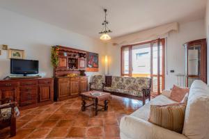a living room with a couch and a tv at Villafiorita in Alghero