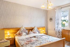 a bedroom with a bed and a window at Marisa's Sauerlandträumchen in Brilon