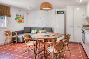 a kitchen and living room with a table and chairs at Old Side Duplex Platja d Aro in Platja d'Aro