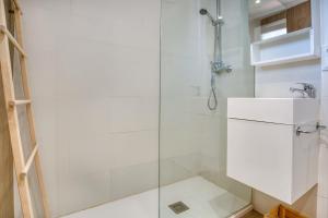 a bathroom with a shower with a glass door at Old Side Duplex Platja d Aro in Platja d'Aro