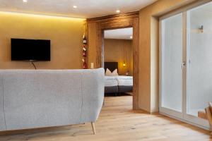 a living room with a couch and a bedroom at Bio Bausewein - No.1 Apartment in Iphofen