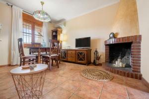 a living room with a fireplace and a dining room at la casita in Las Pesas