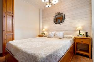 a bedroom with a bed with a mirror on the wall at la casita in Las Pesas