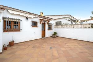 a white house with a tiled courtyard at la casita in Las Pesas