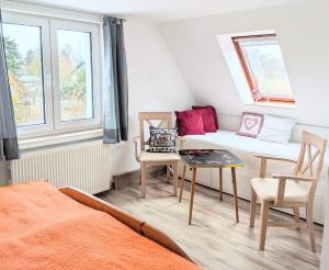 a small room with a table and a bed at Ferienwohnung Waldblick in Fuhlendorf