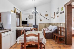 a kitchen and dining room with a table and chairs at Chalet El Cancelín in Conil de la Frontera