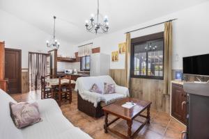 a living room with a couch and a table at Chalet El Cancelín in Conil de la Frontera