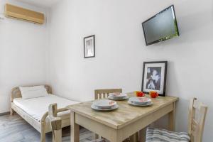 a dining room with a table and a bed at Perasma Studio 6 in Kipri